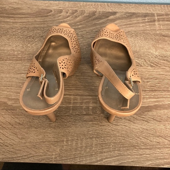 BCBGeneration Platform 2” Pump 5.5” Heels - Sz 10 - Cream - Picture 7 of 13